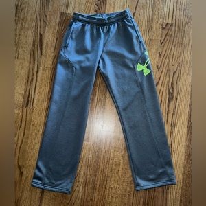 Under Armour boy’s loose fitting sweatpants, medium, good condition